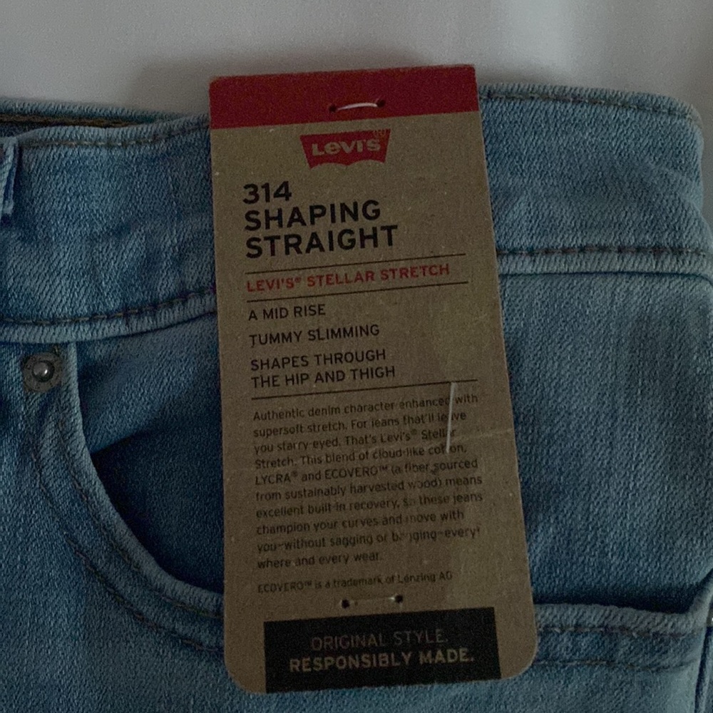 Brand New Levi’s 314 Shaping Straight jeans, size 28